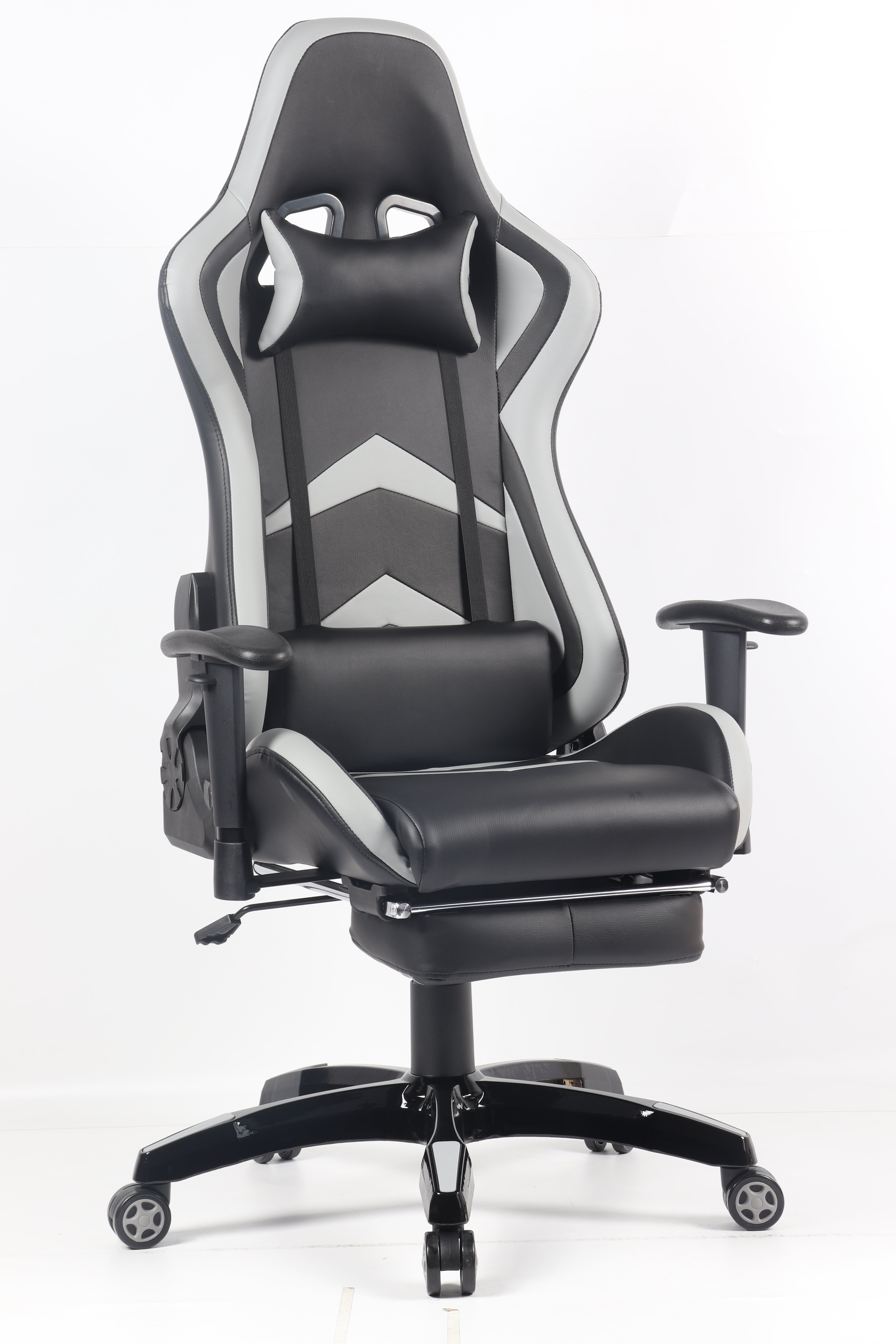 כיסאות עבודה ומחשב